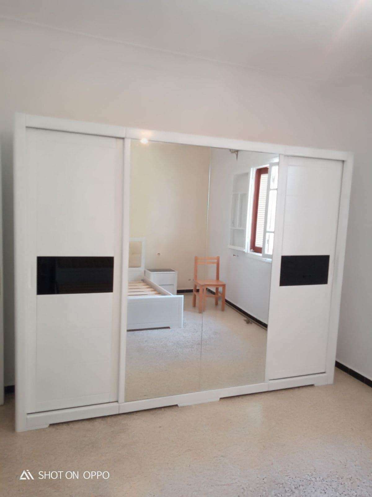 Chambre à coucher 3 portes bois hêtre très bien fini plusieurs couleurs noir blanc marron