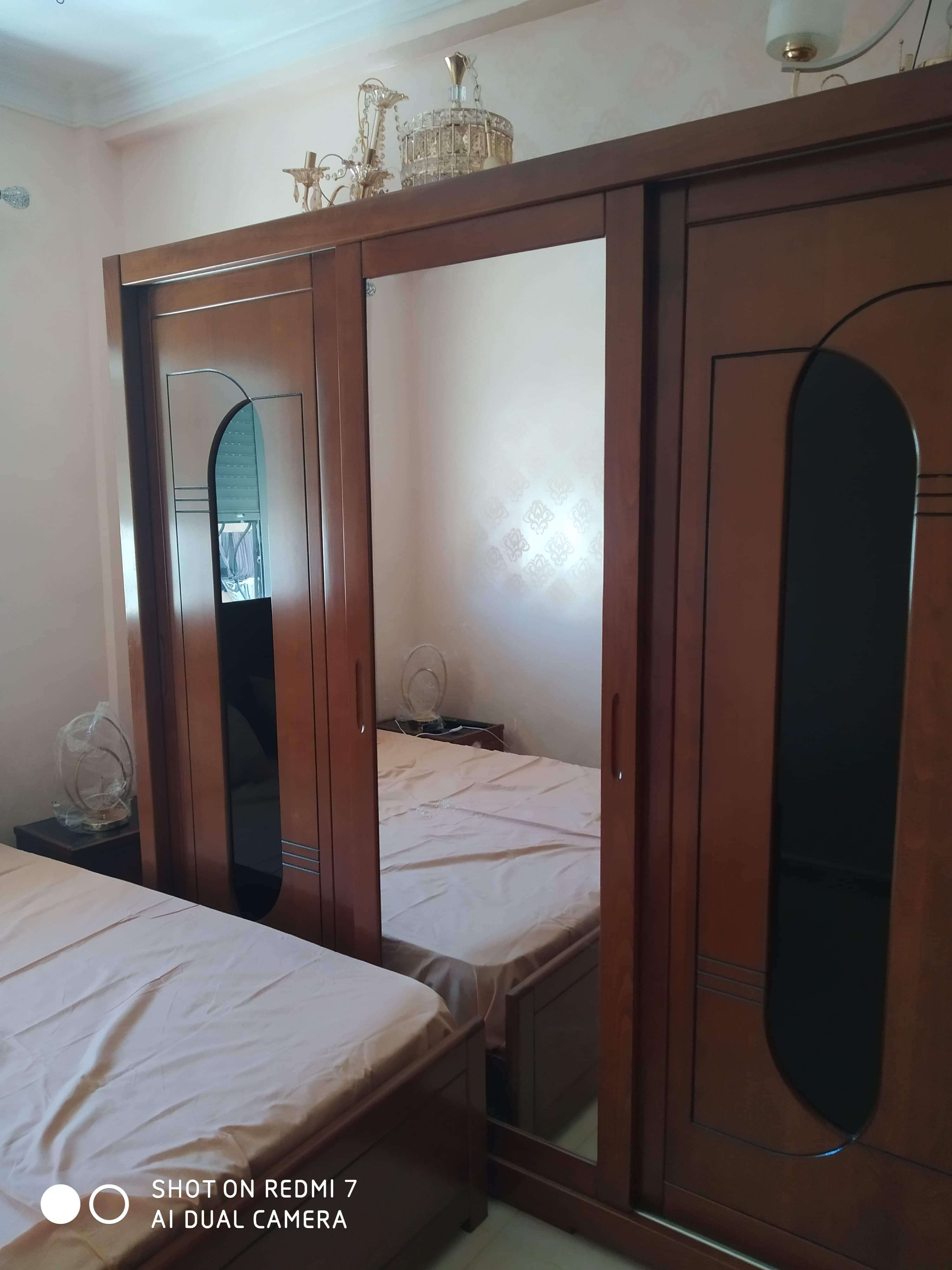 Chambre à coucher 3 portes bois hêtre très bien fini plusieurs couleurs noir blanc marron