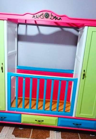 Lit de bébé + armoire à deux portes et 3 tiroirs